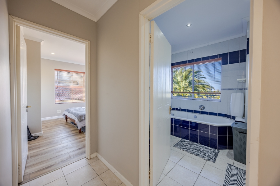 6 Bedroom Property for Sale in Vergesig Western Cape